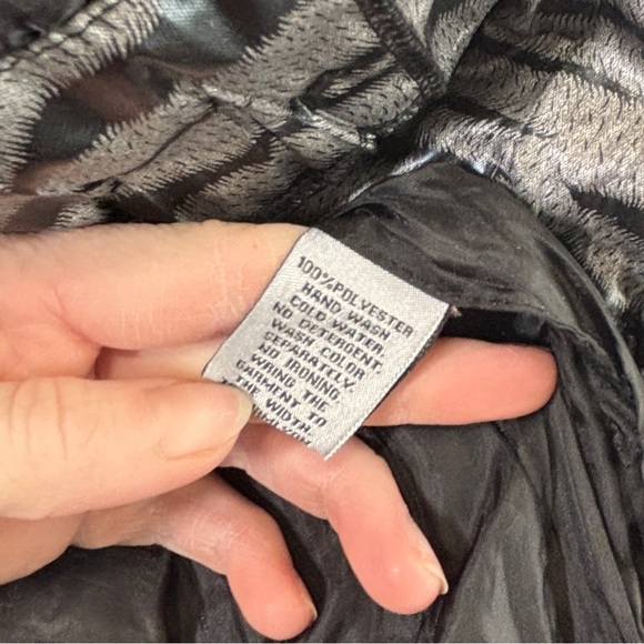 Elegant Black Ruffled Blouse - Picture 4 of 4